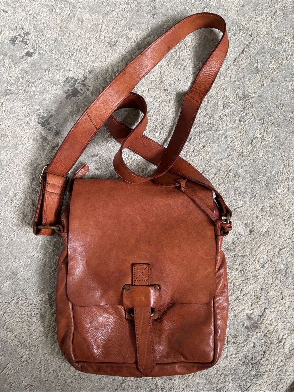 Men's Leather Messenger Bag in Tan Brown - Classic Crossbody